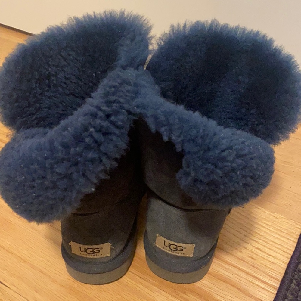 Short Bailey button Ugg’s in navy blue